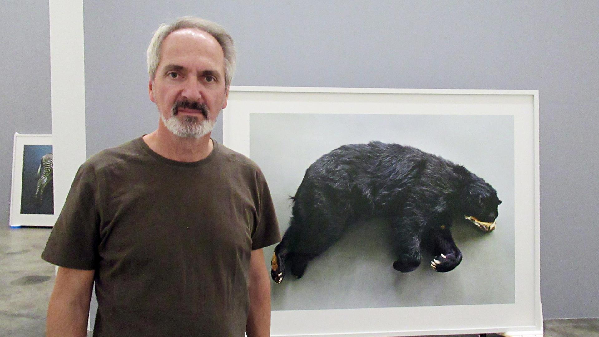 Thomas Struth steht vor einem seiner Tierbilder im Guggenheim-Museum. Thomas Struth steht vor einem seiner Tierbilder im Guggenheim-Museum.