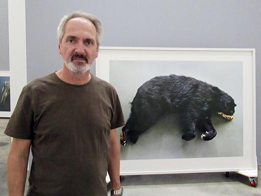 Thomas Struth steht vor einem seiner Tierbilder im Guggenheim-Museum.