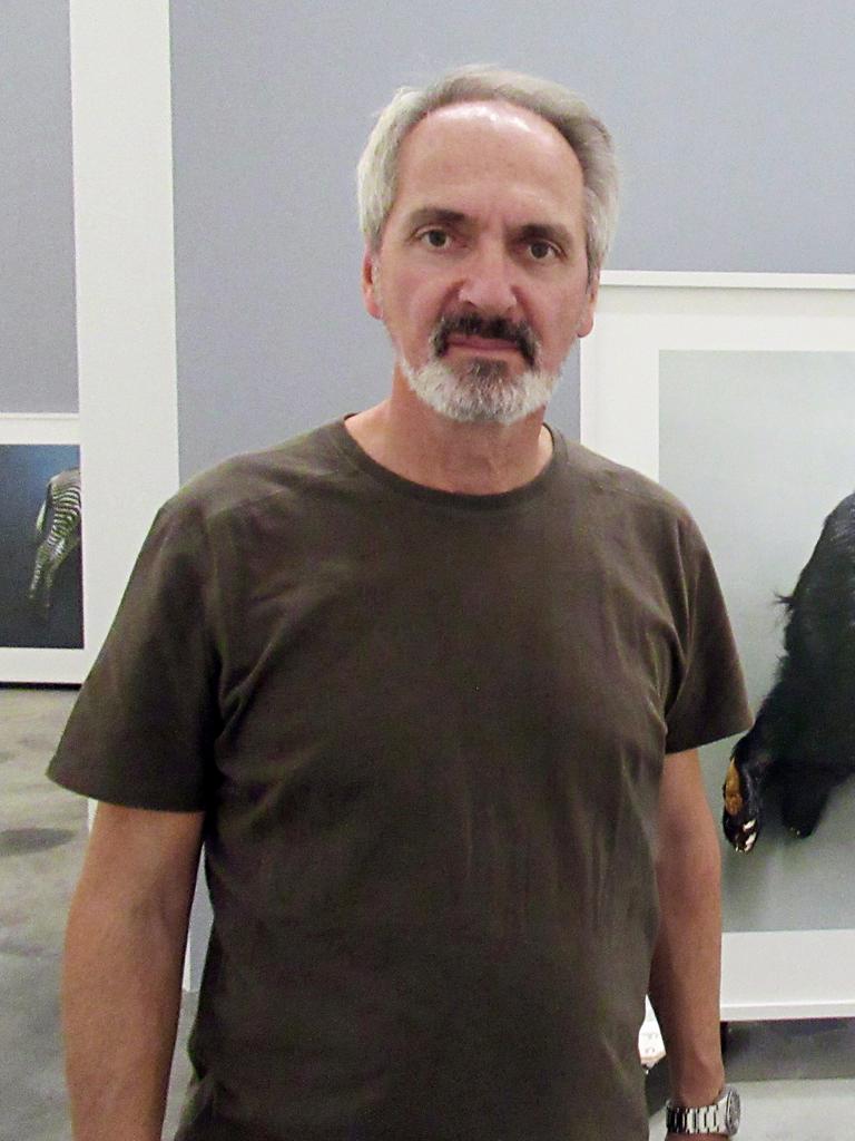 Thomas Struth steht vor einem seiner Tierbilder im Guggenheim-Museum.