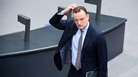 Jens Spahn (CDU), Vorsitzender der Unions-Fraktion im Bundestag, verlässt in der Sitzungsunterbrechung den Plenarsaal. 