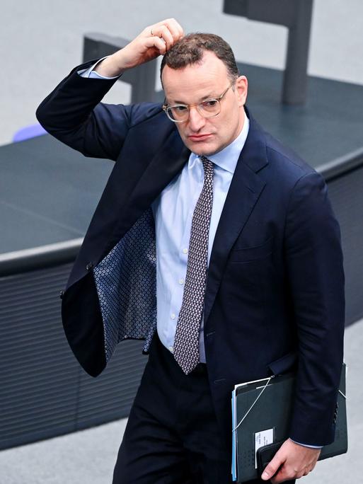 Jens Spahn (CDU), Vorsitzender der Unions-Fraktion im Bundestag, verlässt in der Sitzungsunterbrechung den Plenarsaal. 