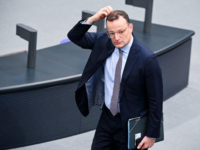 Jens Spahn (CDU), Vorsitzender der Unions-Fraktion im Bundestag, verlässt in der Sitzungsunterbrechung den Plenarsaal. 
