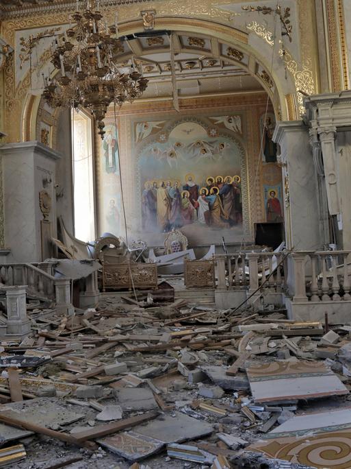 Blick in die von russischen Angriffen zerstörte Verklärungskathedrale im Kathedralenpark von Odessa.