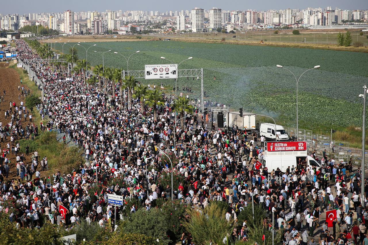 Menschen versammeln sich während einer Demonstration zur Bekundung ihrer Solidarität mit den Palästinensern vor dem amerikanisch-türkischen Militärflughafen.