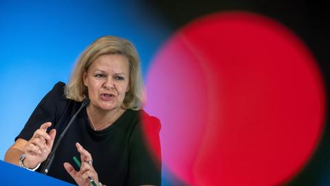 Nancy Faeser (SPD), Bundesministerin des Innern und Heimat, spricht bei einem Pressestatement zu aktuellen Maßnahmen in der Migrationspolitik und zum Sicherheitspaket der Bundesregierung im Bundesministerium des Inneren. 