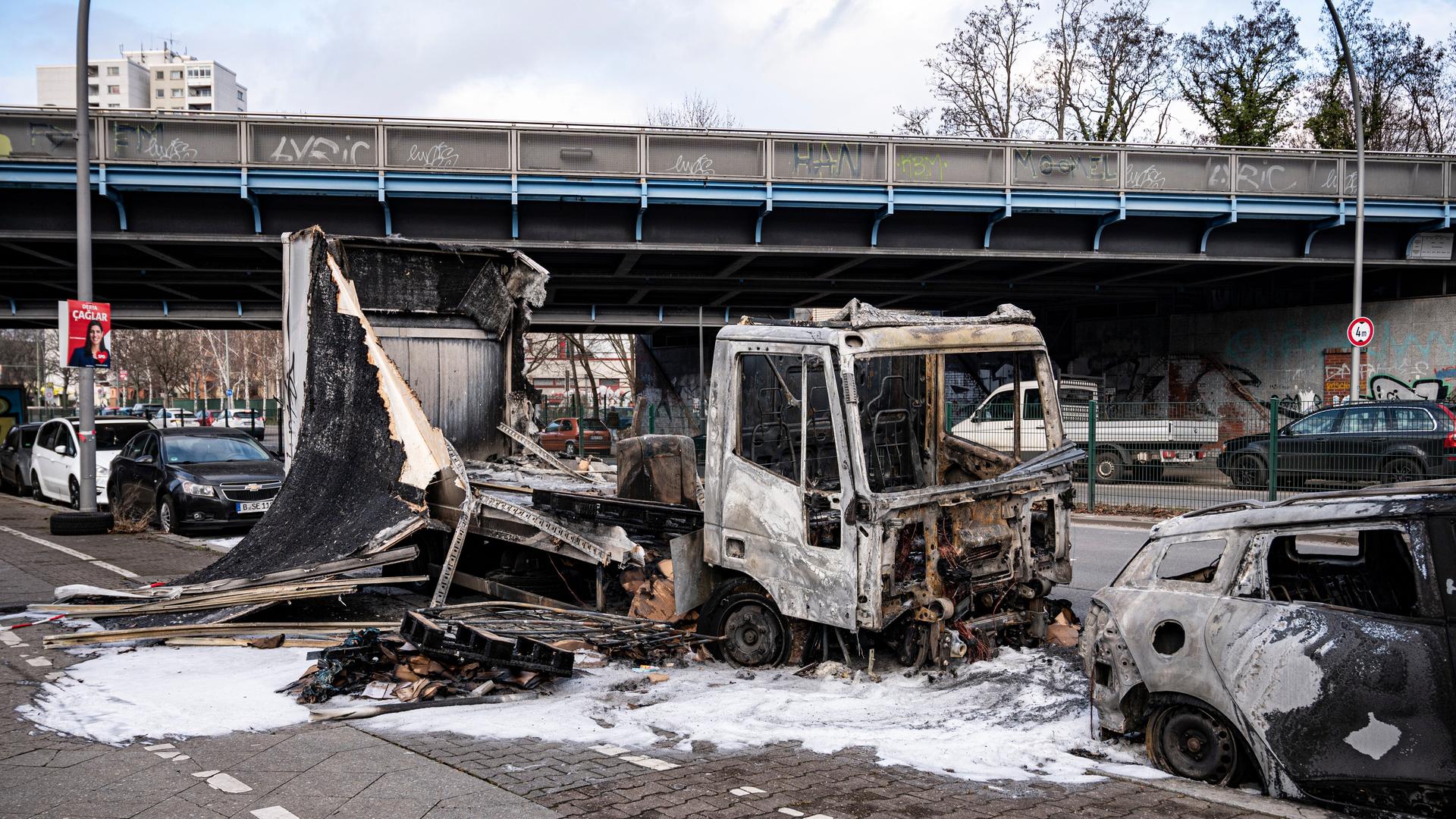 Ein ausgebrannter Lastkraftwagen steht nach Krawallen in der Silvesternacht in einer Straße im Berliner Bezirk Neukölln.