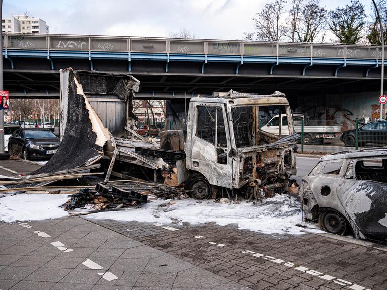 Ein ausgebrannter Lastkraftwagen steht nach Krawallen in der Silvesternacht in einer Straße im Berliner Bezirk Neukölln.