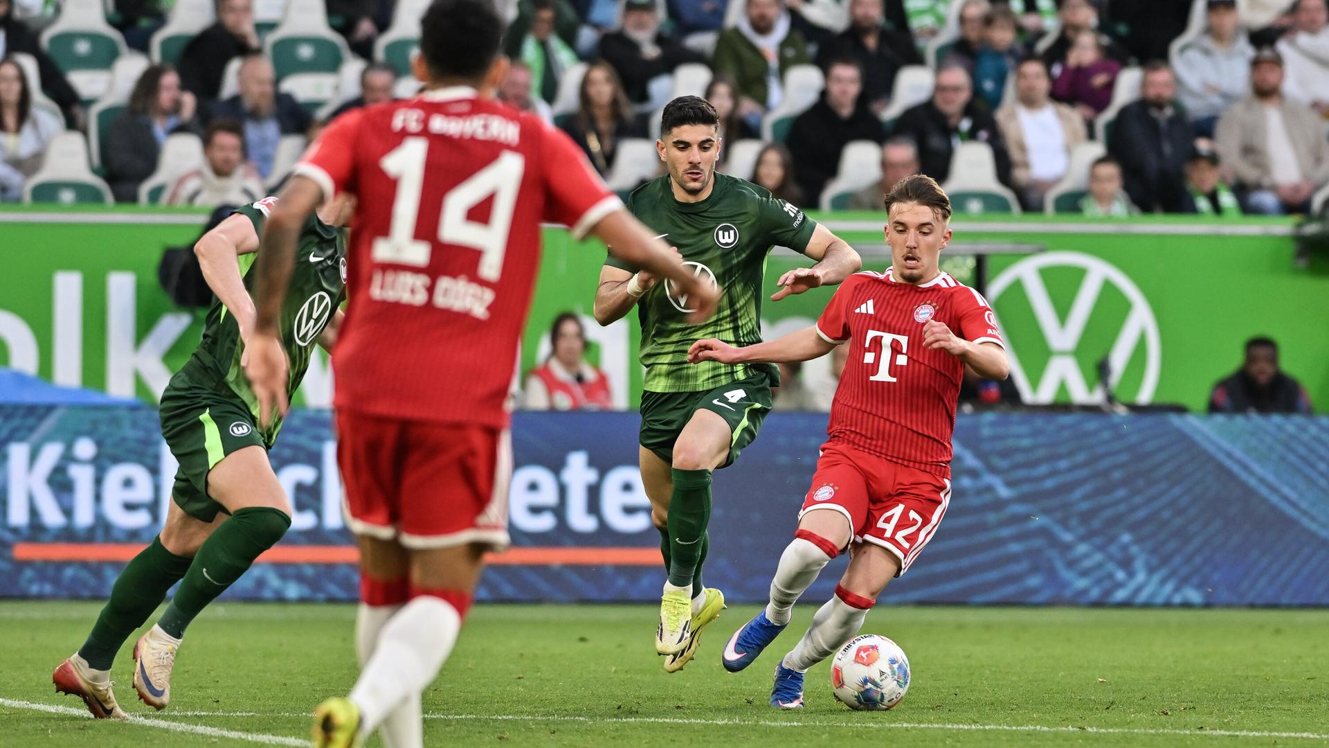 Spieler vom FC Bayern und VfL Wolfsburg kämpfen um den Ball.