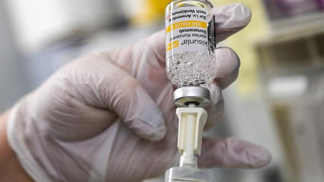 Das Alzheimer-Medikament Donanemab, Handelsname Kisunla, wird in der Neurologie der Charite für einen Patienten vorbereitet