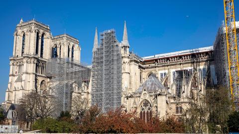 Blick auf die Kathedrale Notre-Dame in Paris mit Gerüsten an der Seite.