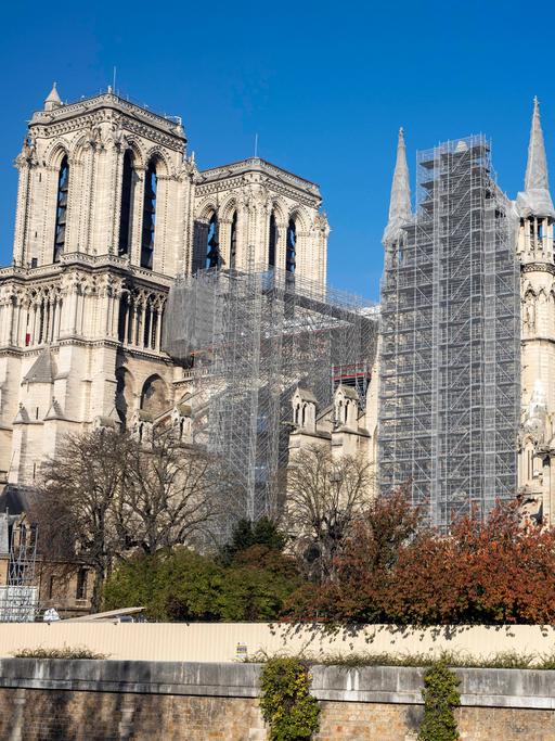 Blick auf die Kathedrale Notre-Dame in Paris mit Gerüsten an der Seite.