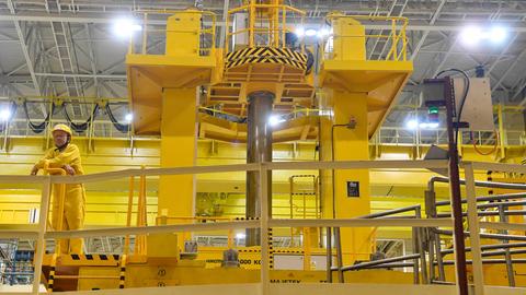 Das tschechische Atomkraftwerk von innen mit einem Arbeiter, der Schutzkleidung trägt. 