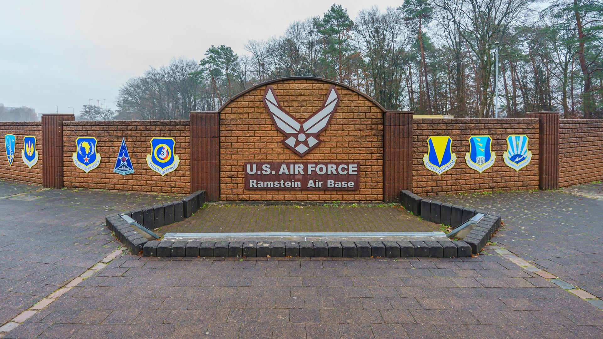 Das Symbol der U.S. Air Force Ramstein Air Base und die Symbole verschiedener Air Force Einheiten, aufgenommen an der Außenmauer der US-Airbase Ramstein. 