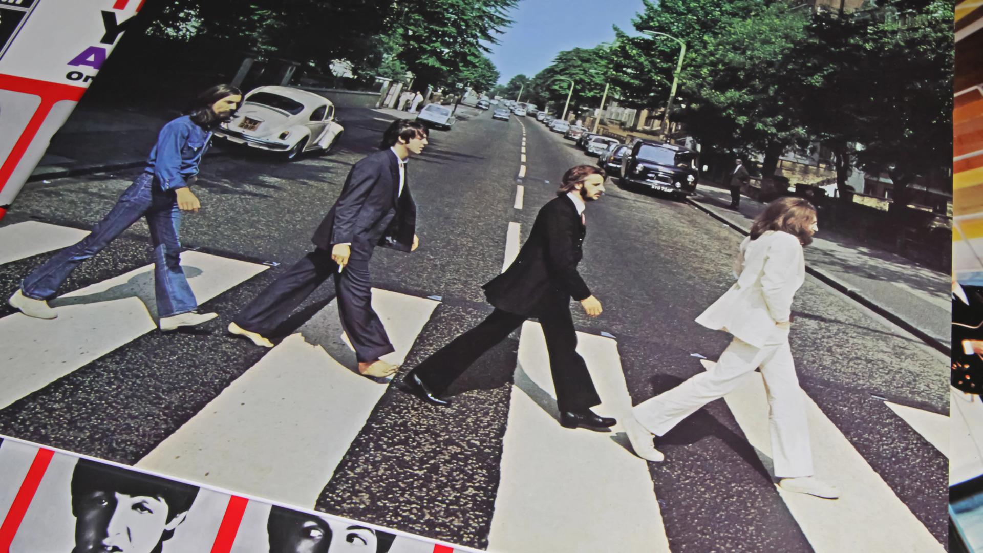 Nahaufnahme des isolierten Plattencovers des Albums „Abbey Road“ der Band „The Beatles“, erschienen 1969 Nahaufnahme des isolierten Plattencovers des Albums „Abbey Road“ der Band „The Beatles“, erschienen 1969