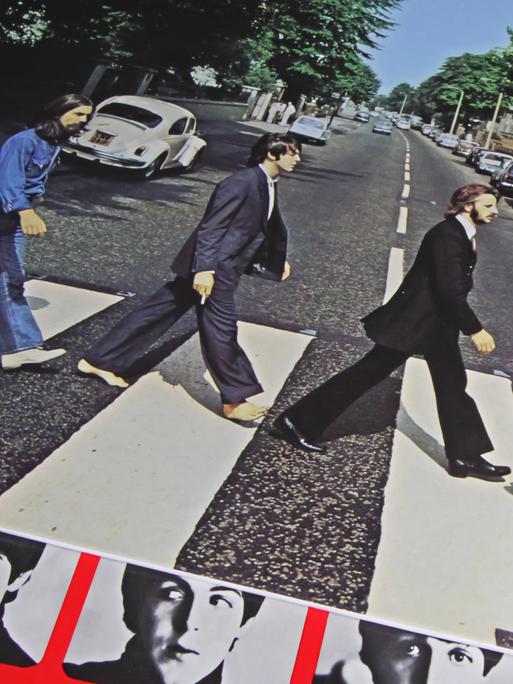 Nahaufnahme des isolierten Plattencovers des Albums „Abbey Road“ der Band „The Beatles“, erschienen 1969 Nahaufnahme des isolierten Plattencovers des Albums „Abbey Road“ der Band „The Beatles“, erschienen 1969