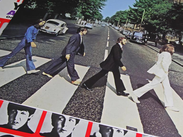 Nahaufnahme des isolierten Plattencovers des Albums „Abbey Road“ der Band „The Beatles“, erschienen 1969 Nahaufnahme des isolierten Plattencovers des Albums „Abbey Road“ der Band „The Beatles“, erschienen 1969