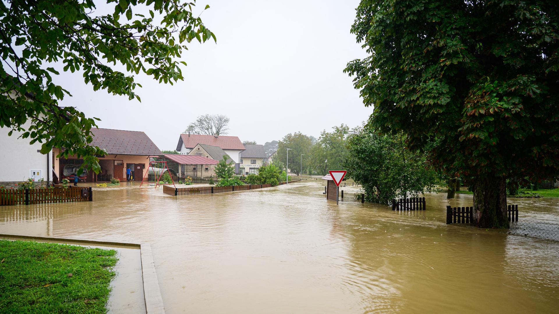 Häuser in Loce, Slowenien stehen unter Wasser.