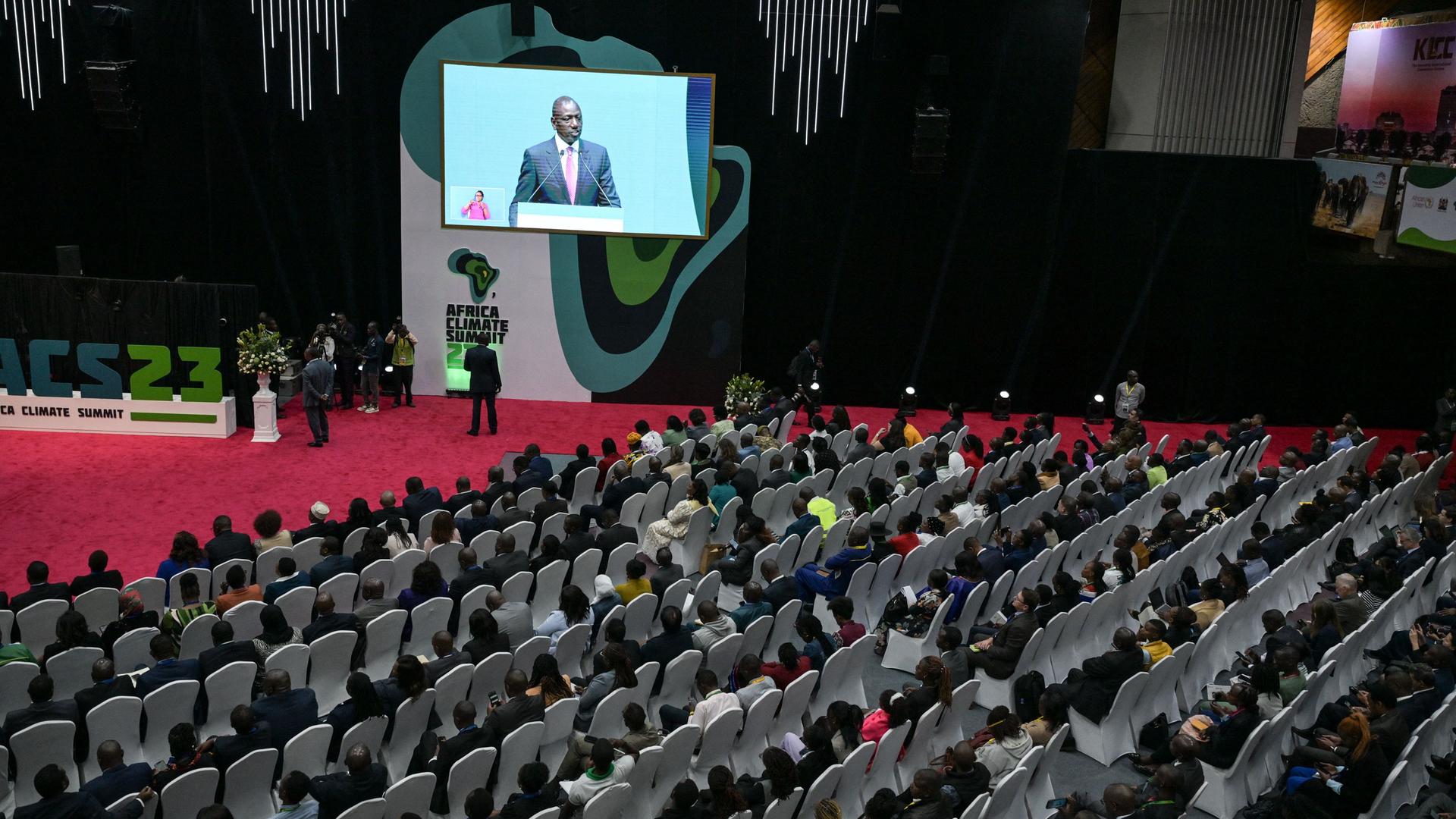Kenia, Nairobi: Präsident William Ruto (am Bildschirm) spricht auf der Eröffnung des Klimagipfels 2023.