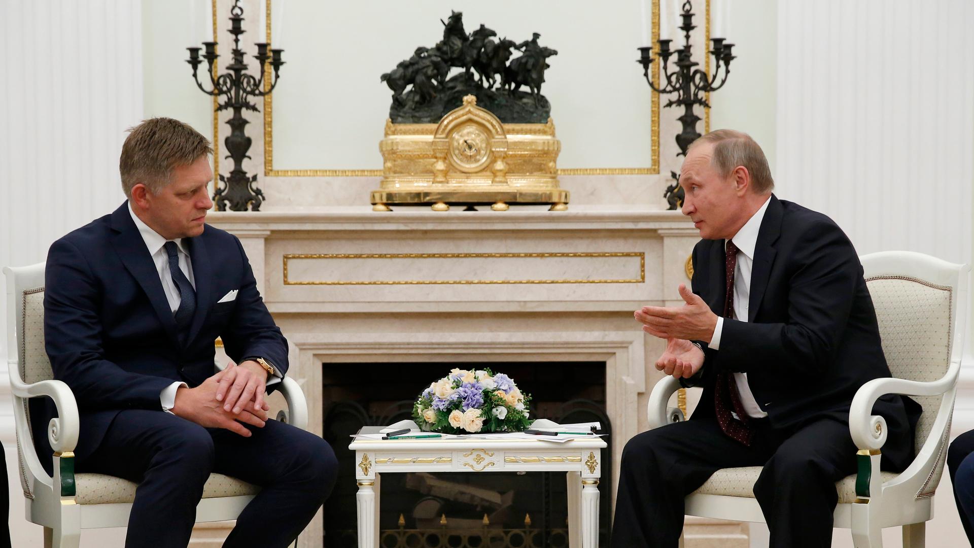 Der russische Präsident Wladimir Putin (rechts) spricht mit dem slowakischen Premierminister Robert Fico während ihres Treffens im Kreml in Moskau.