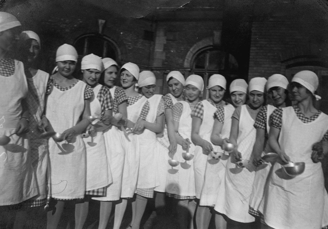 Schülerinnen einer Hauswirtschaftschule in Berlin in den 1920er-Jahren.
