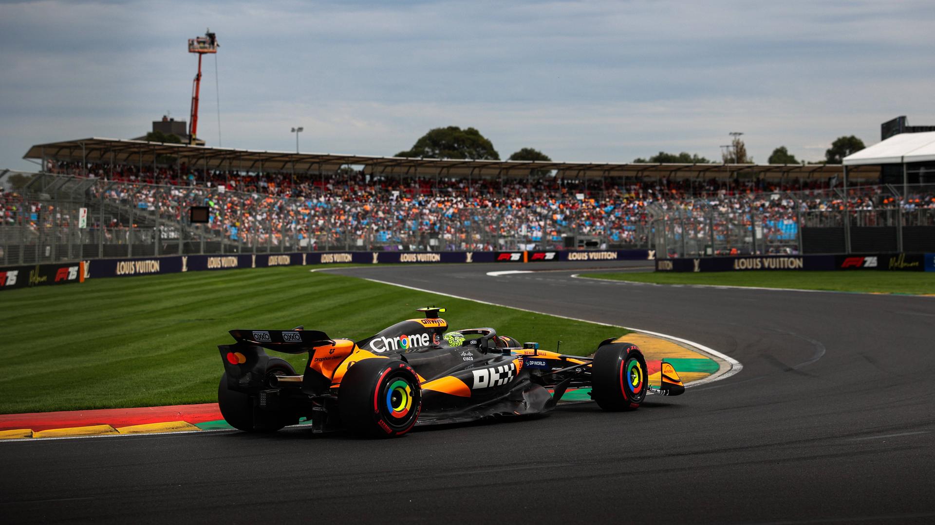 Ein orange-farbenes Formel-1-Auto fährt durch eine Kurve.