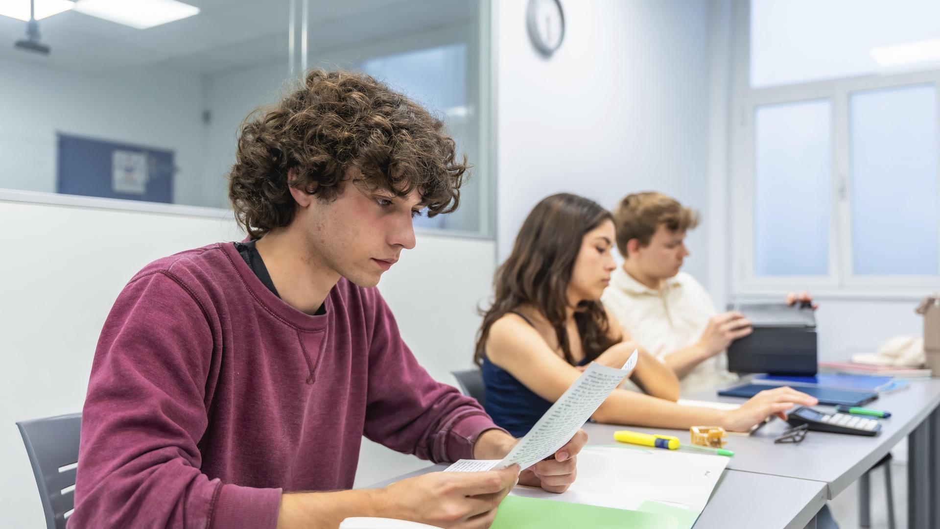 Schüler und Schülerinnen in einem Klassen-Raum