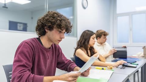 Schüler und Schülerinnen in einem Klassen-Raum
