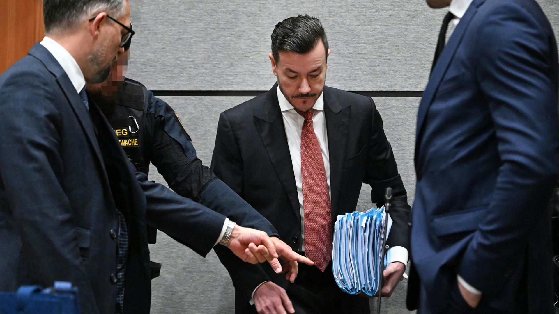Innsbruck: Der Angeklagte Rene Benko steht zu Beginn des Prozesses gegen ihn zwischen seinen Anwälten. Innsbruck: Der Angeklagte Rene Benko steht zu Beginn des Prozesses gegen ihn zwischen seinen Anwälten.