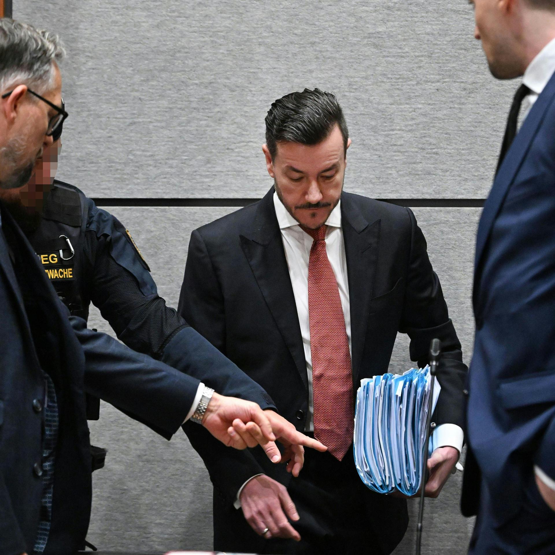 Innsbruck - Erster Prozesstag gegen Immobilenunternehmer Benko dauerte lediglich zwei Stunden