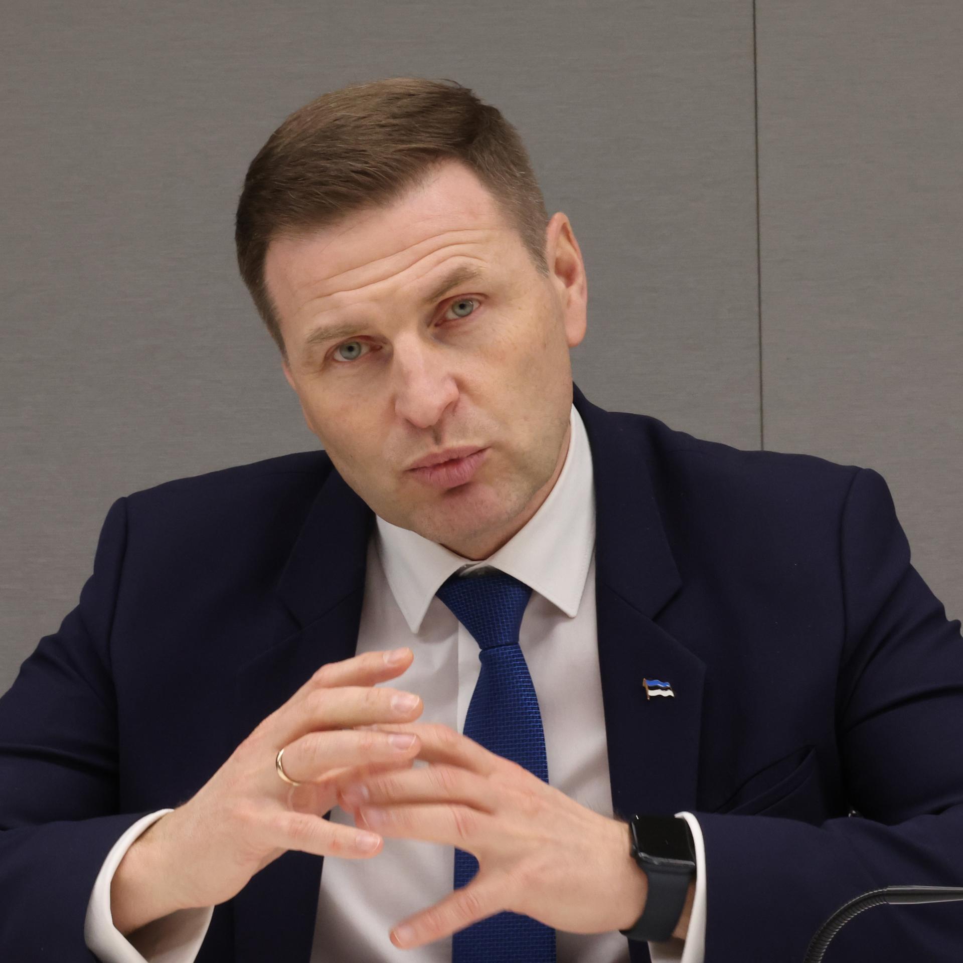 Der estnische Verteidigungsminister Hanno Pevkur spricht. 
