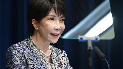 Die japanische Premierministerin Sanae Takaichi spricht bei einer Pressekonferenz im Amtssitz des Premierministers. Vor ihr steht eine schusssichere Glasplatte.