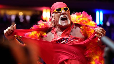Der schwer muskulöse Hulk Hogan reißt sich auf einer Bühne sein T-Shirt vom Leib