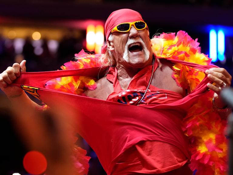 Der schwer muskulöse Hulk Hogan reißt sich auf einer Bühne sein T-Shirt vom Leib