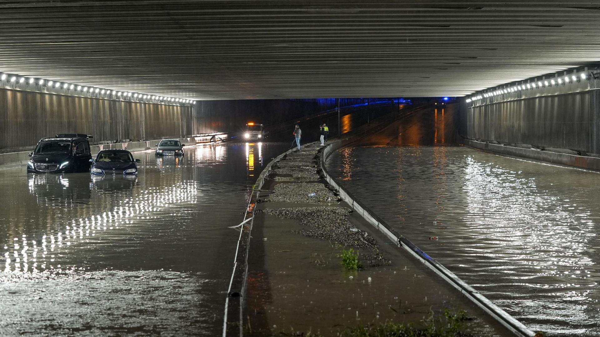 Fahrzeuge stehen in einem überfluteten Straßentunnel in der türkischen Stadt Ankara.