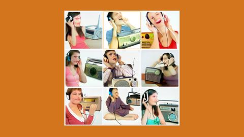 DALL·E Ergebnis nach Eingabe von "listening to the radio". Künstliche Personen mit Kopfhörern und Radios in einem Raster angeordnert auf orange farbigem Hintergrund.