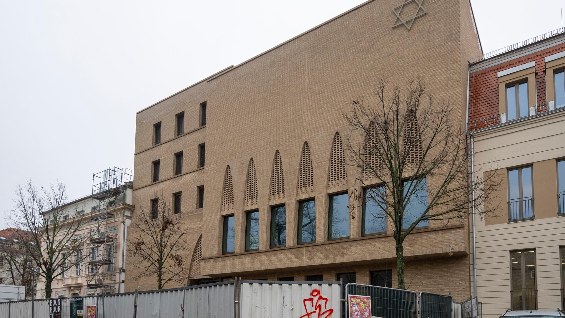 Potsdam: Ein Bauzaun steht vor der Baustelle des jüdischen Synagogen- und Gemeindezentrums in der Potsdamer Schlossstraße.