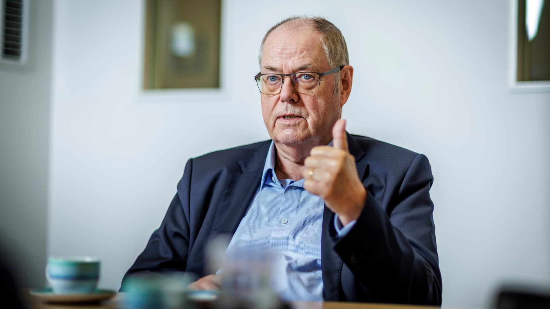 Peer Steinbrück sitzt während eines Interviews an einem Tisch.