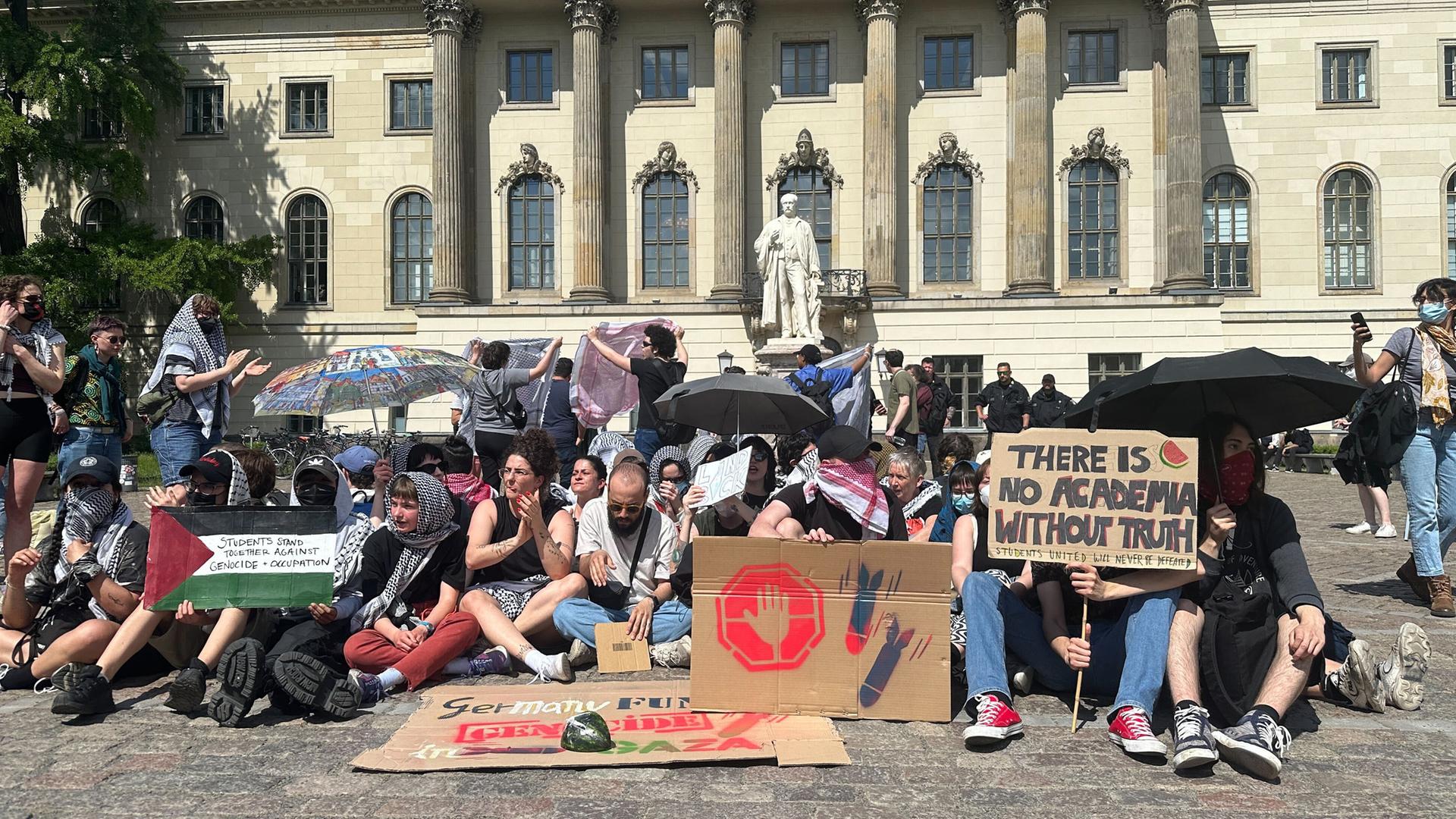 Menschen protestieren auf dem Gelände der Humboldt-Universität Berlin gegen den Krieg im Gazastreifen. 