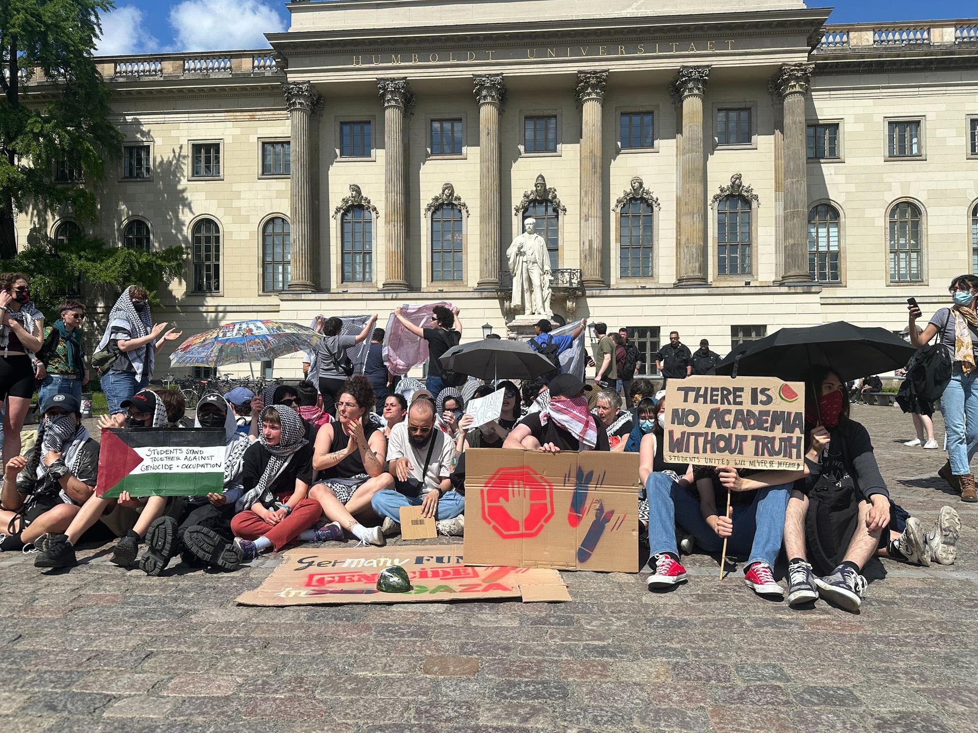 Menschen protestieren auf dem Gelände der Humboldt-Universität Berlin gegen den Krieg im Gazastreifen. 