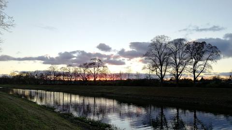Ein Fluss bei Sonnenuntergang