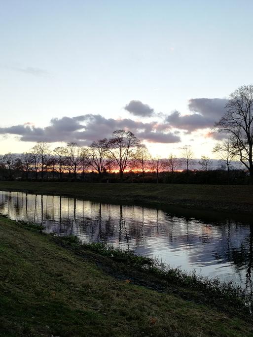 Ein Fluss bei Sonnenuntergang