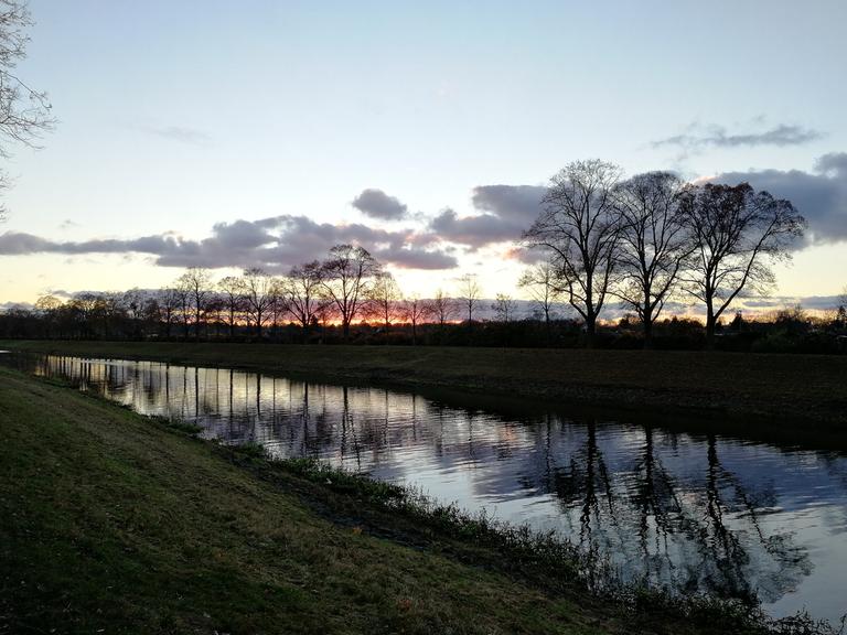 Ein Fluss bei Sonnenuntergang