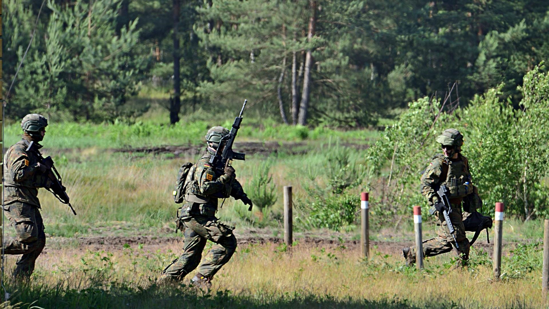 Soldaten der Bundeswehr während einer Übung des 371. Panzergrenadierbattalions. Soldaten der Bundeswehr während einer Übung des 371. Panzergrenadierbattalions.
