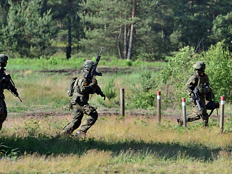 Soldaten der Bundeswehr während einer Übung des 371. Panzergrenadierbattalions.