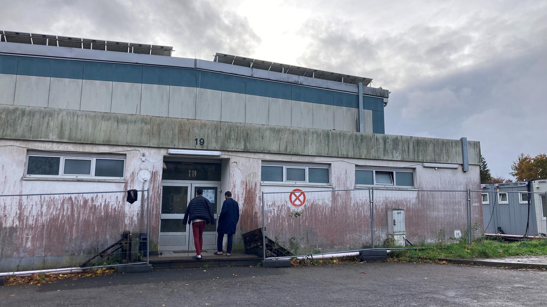 Eine alte Turnhalle auf dem Gelände der Aufnahmeeinrichtung für Asylbegehrende in Hermeskeil (Rheinland Pfalz), in der Flüchtlinge untergebracht werden.