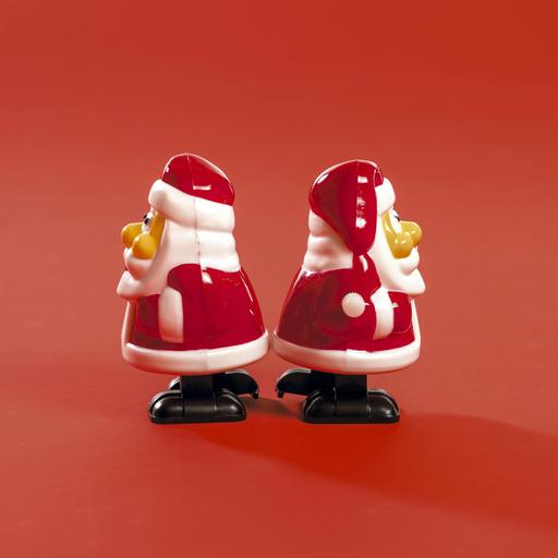 Zwei kleine Weihnachtsmannfiguren stehen mit dem Rücken zueinander.