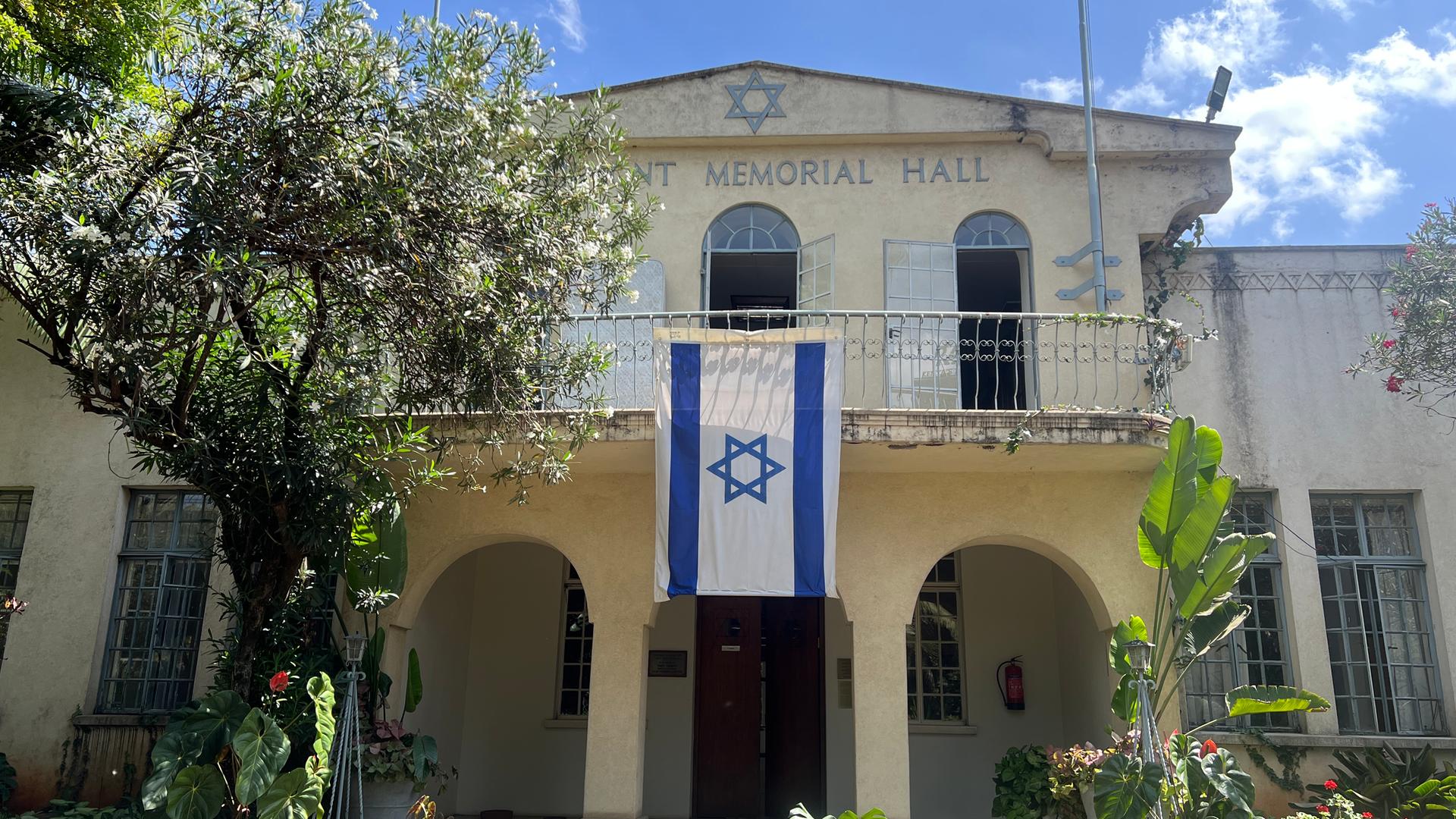An einem Gebäude mit der Aufschrift "Memorial Hall" hängt die israelische Flagge.