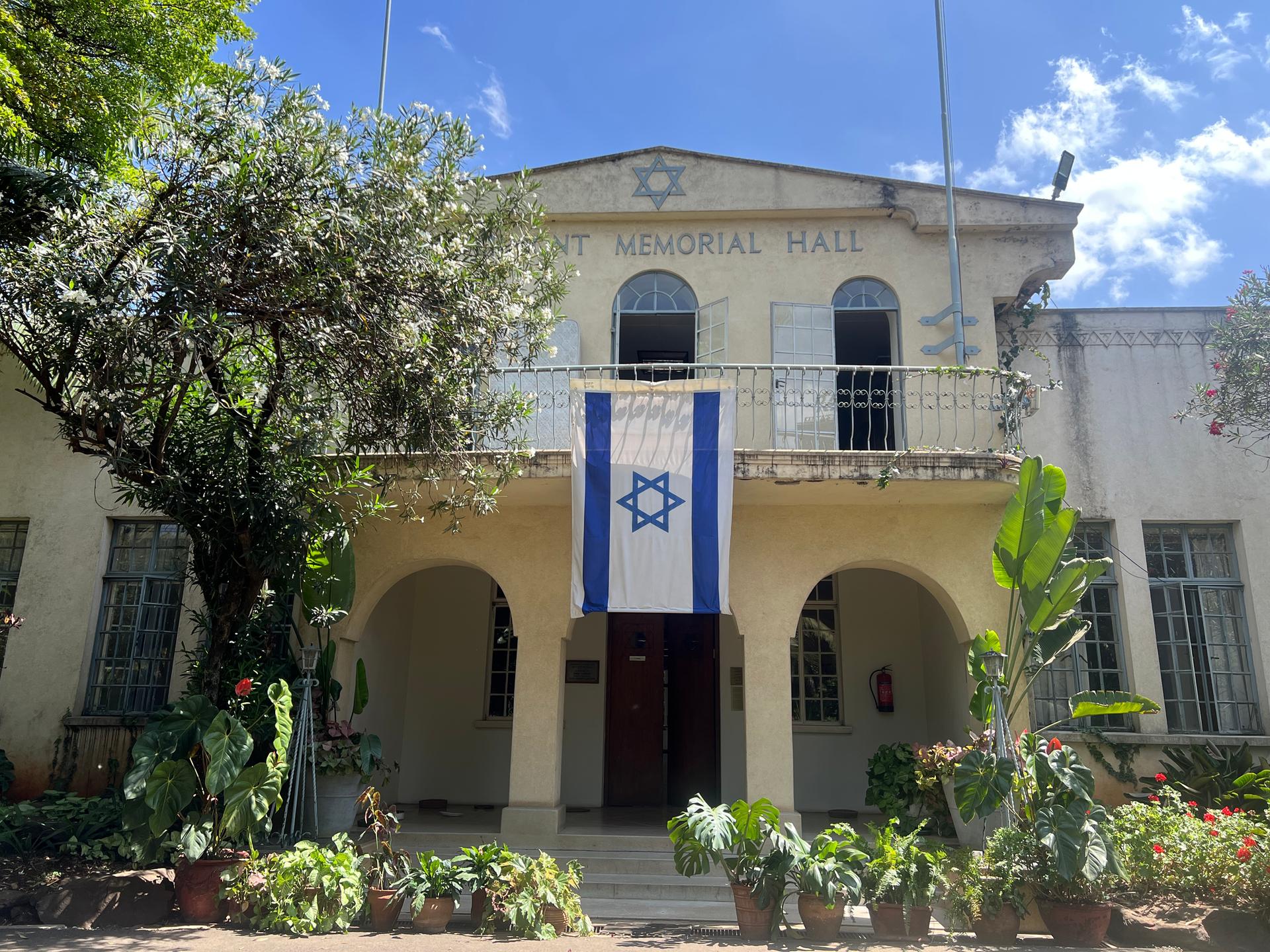 An einem Gebäude mit der Aufschrift "Memorial Hall" hängt die israelische Flagge.