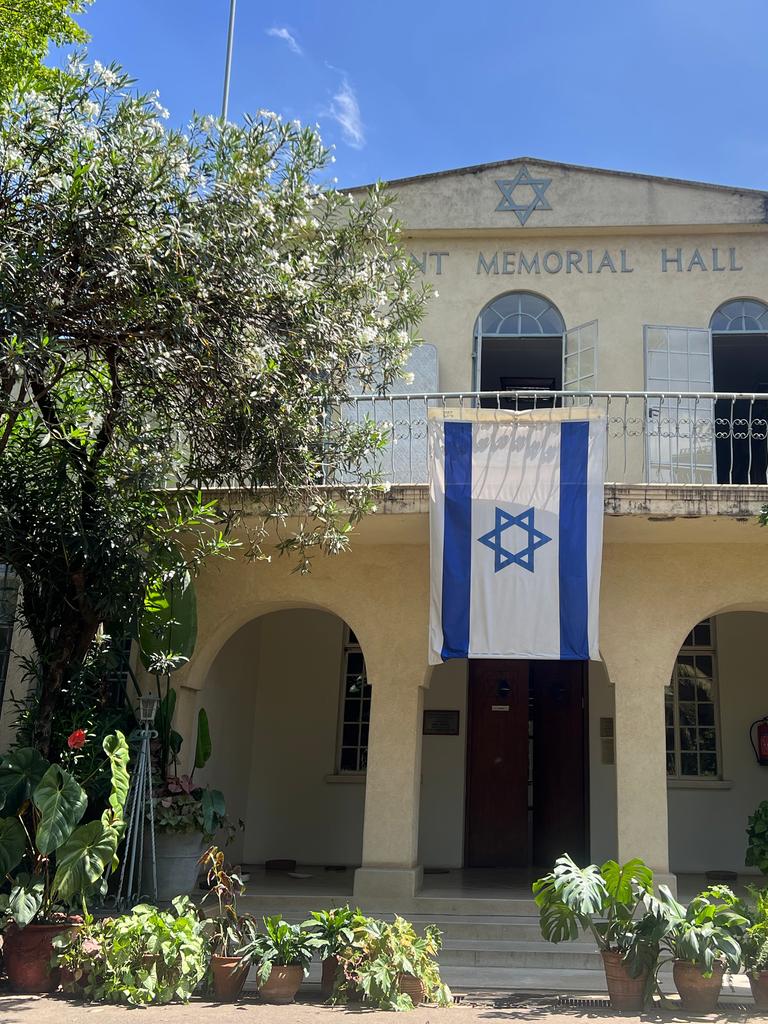 An einem Gebäude mit der Aufschrift "Memorial Hall" hängt die israelische Flagge.