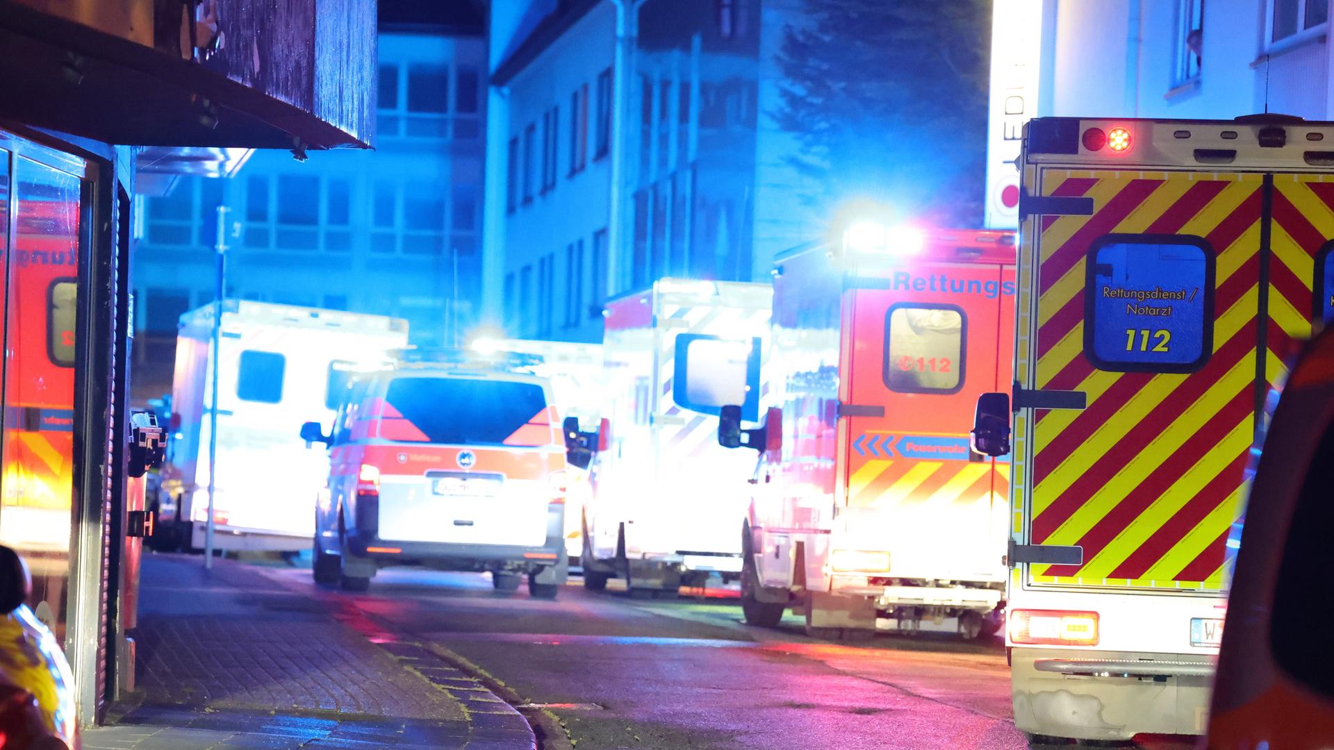 Einsatzfahrzeuge mit Blaulicht in der Stadt Solingen.